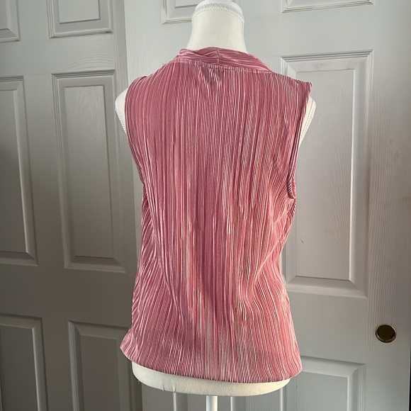 Sleeveless, Express blouse 🌸 - Picture 2 of 2